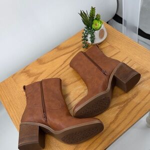 NWT Zodiac Lovie Boots in Cognac Size 8.5